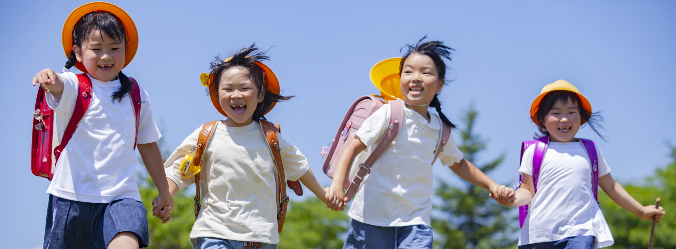 学校帰りの小学生