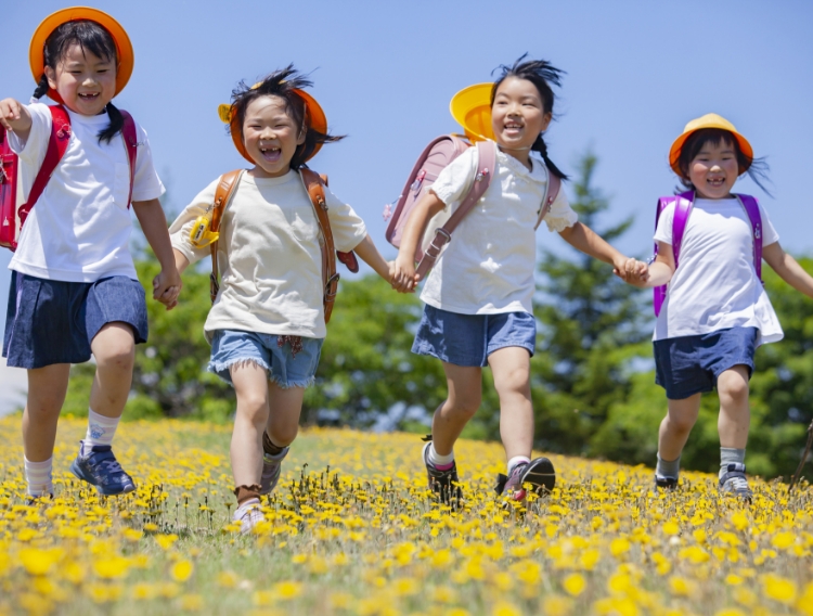 学校帰りの小学生