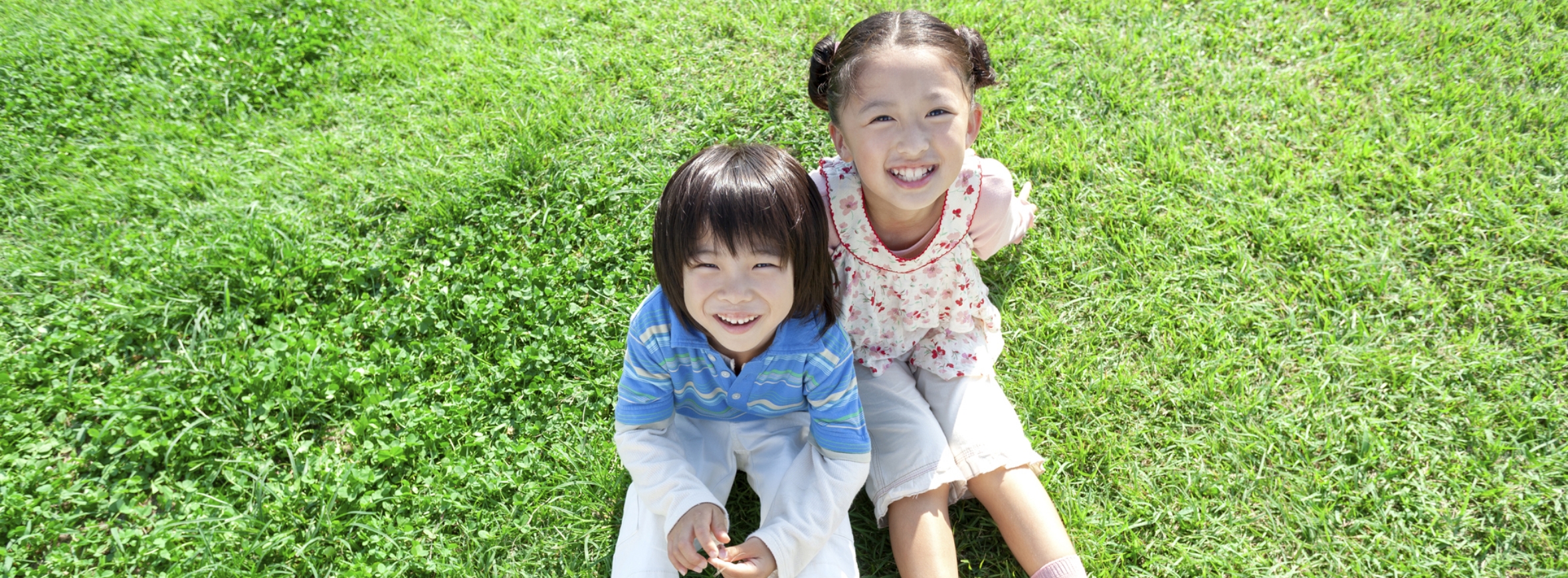 草原に座る子供