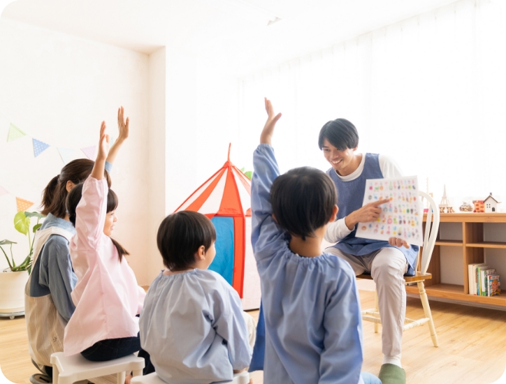 園児が手を挙げている様子