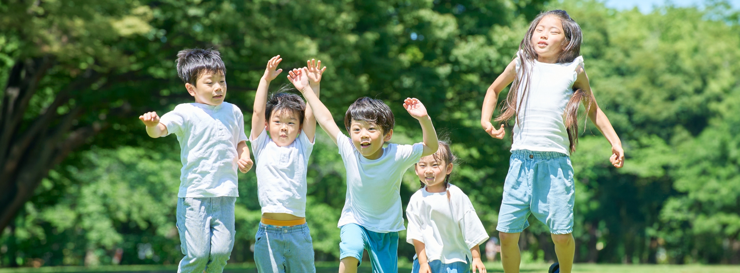 森で遊ぶ子供